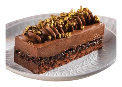 DORO CAKE Çikolatalı Mus Bar — Çikolata bukleleri ve fıstıkla süslenmiş çikolatalı mus bar