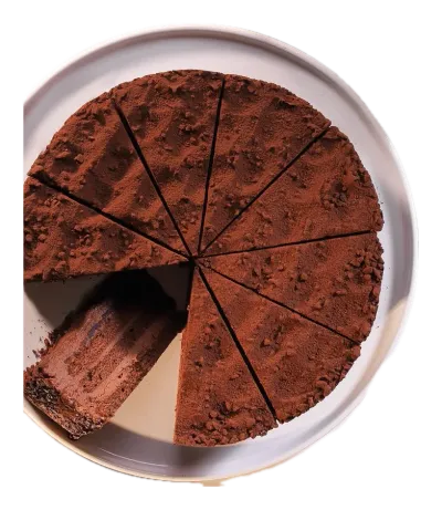 DORO CAKE Kakaolu Çikolatalı Pasta — Kakao serpilmiş, koyu çikolata katmanlı yuvarlak pasta