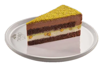 DORO CAKE Çifte Fıstıklı Çikolatalı Pasta — Kalın fıstık ve çikolata katmanlı, fıstık serpili dilim pasta